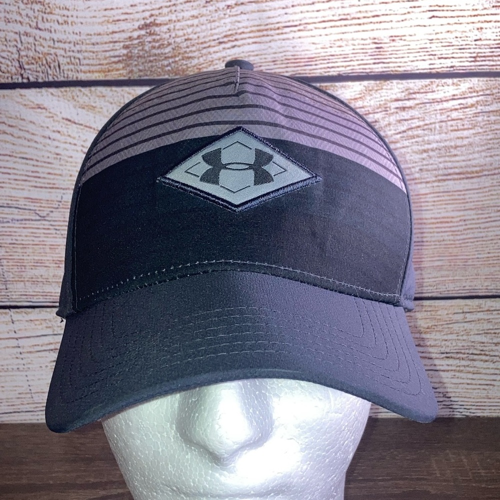 Mens EUC Black & Gray Under Armour Fitted Large/XL Hat